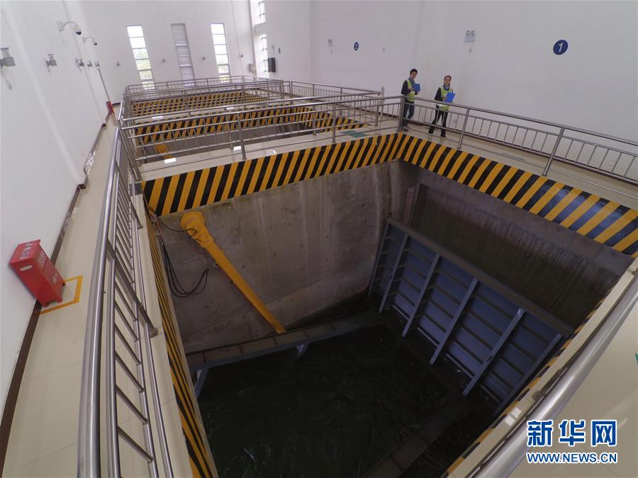 4月12日，南水北調(diào)中線干線新樂(lè)管理處工作人員在沙河北倒虹吸節(jié)制閘巡視。今年受厄爾尼諾現(xiàn)象影響，南水北調(diào)中線工程已進(jìn)入防汛準(zhǔn)備期。南水北調(diào)中線建管局全力應(yīng)對(duì)可能發(fā)生的洪災(zāi)，及時(shí)部署防汛度汛工作。中線建管局河北分局新樂(lè)管理處所轄區(qū)段長(zhǎng)約34公里，區(qū)內(nèi)有沙河等河流，是今年的重點(diǎn)防汛區(qū)域。該處提前排查防汛隱患，進(jìn)一步完善防汛預(yù)案，儲(chǔ)備防汛物資和設(shè)備，啟動(dòng)應(yīng)急值班，做好各項(xiàng)準(zhǔn)備工作。新華社記者 魯鵬 攝